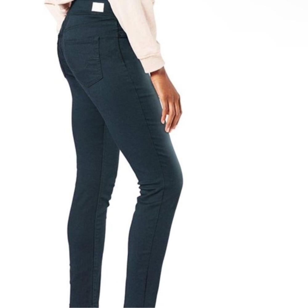 Signature Levi Strauss GOLD LABEL Women's Totally Shaping Pull-On Skinny Jeans